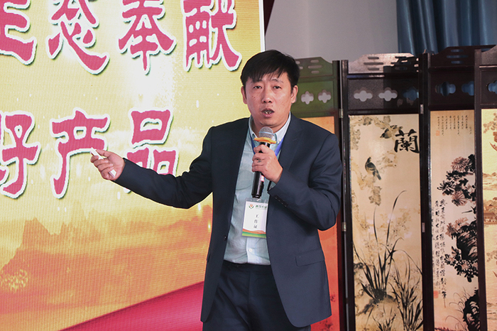 销售总监孙焱先生做报告